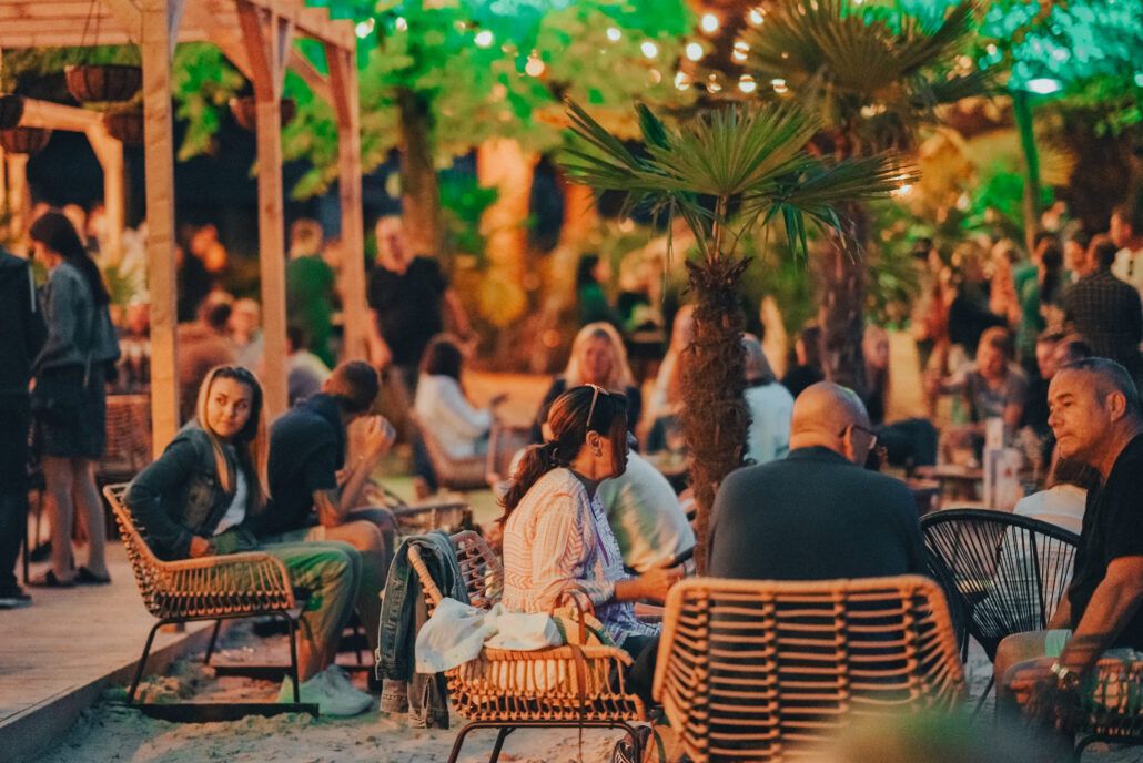 Gäste auf der Holzterrasse am Stadtstrand Bayreuth