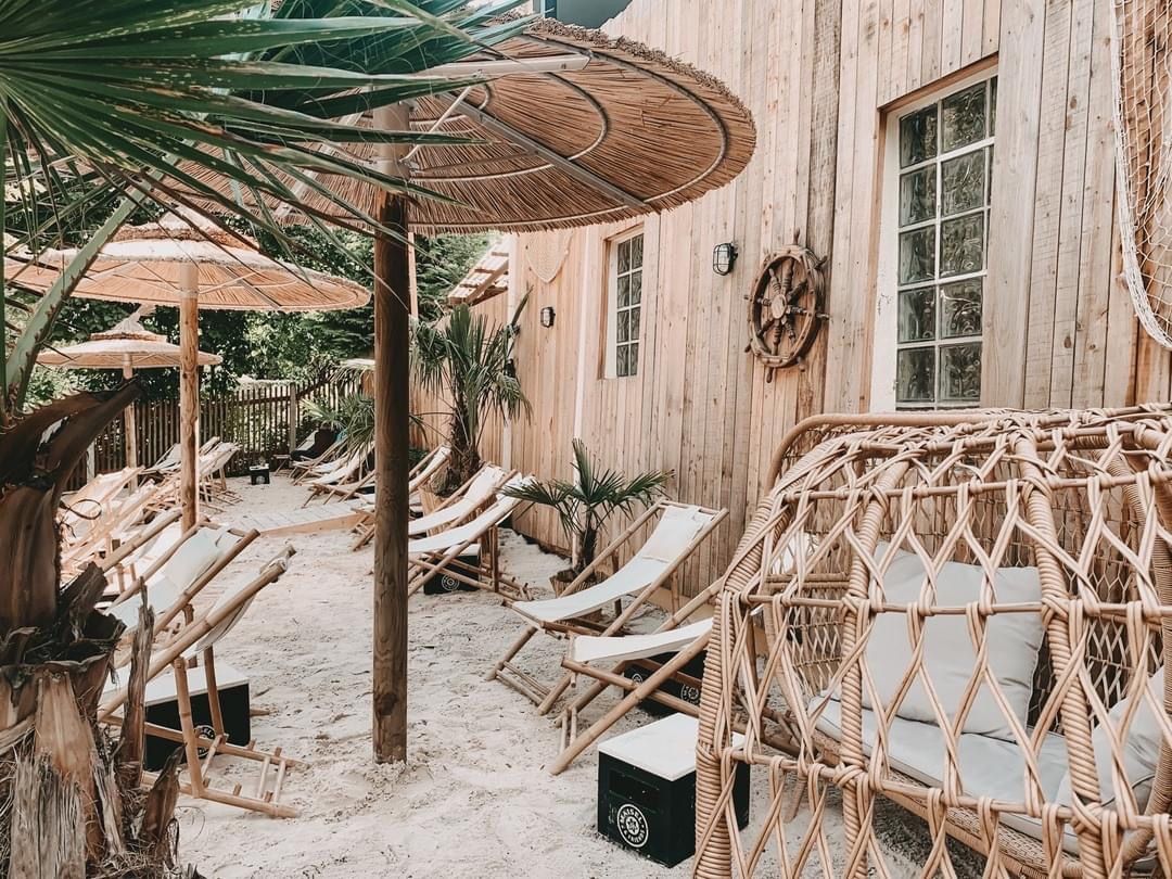 Sand, Liegestühle und Holzterrasse am Stadtstrand Bayreuth