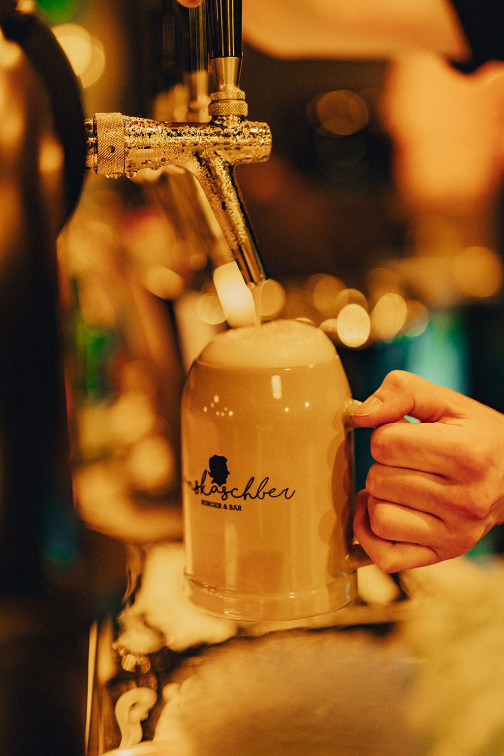 Fränkisches Bier wird frisch gezapft