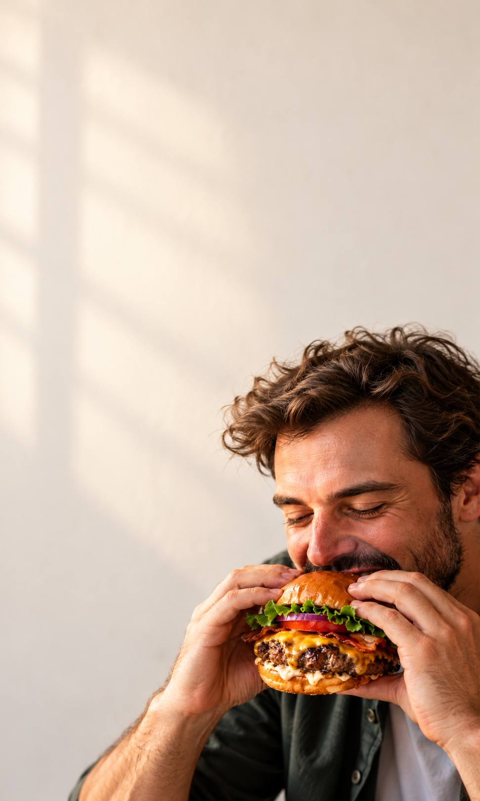 Ein Gast beißt in einen Burger – generiertes Stimmungsbild
