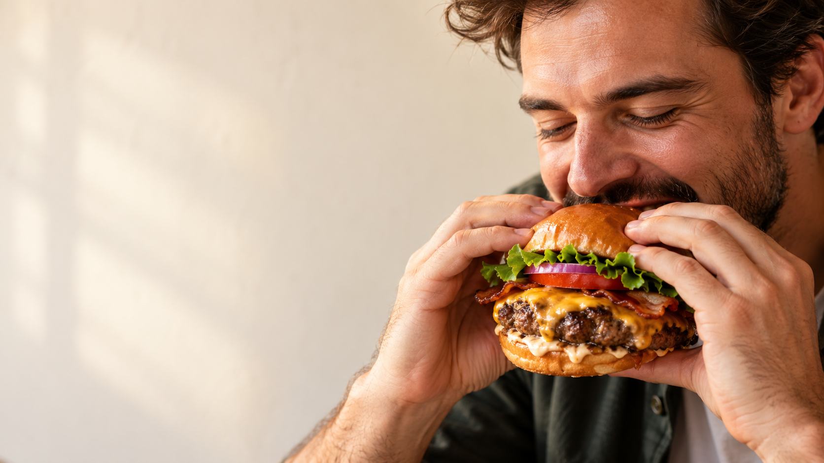 Ein Gast beißt in einen Burger – generiertes Stimmungsbild